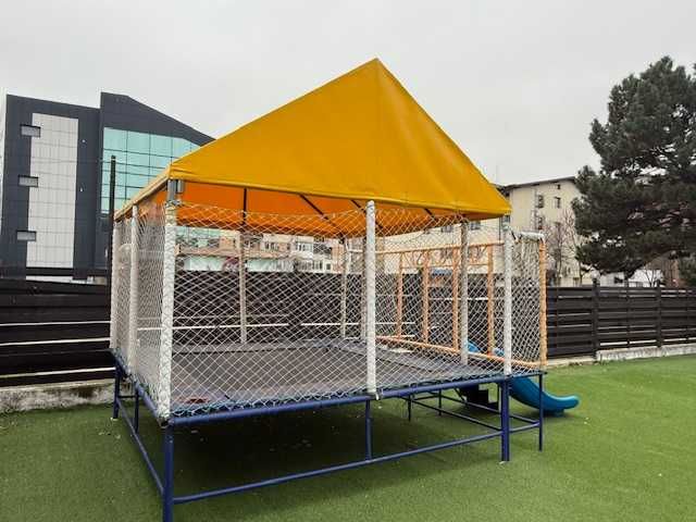 Trambulină profesională 3x3 m – stare excelentă / foarte rezistentă