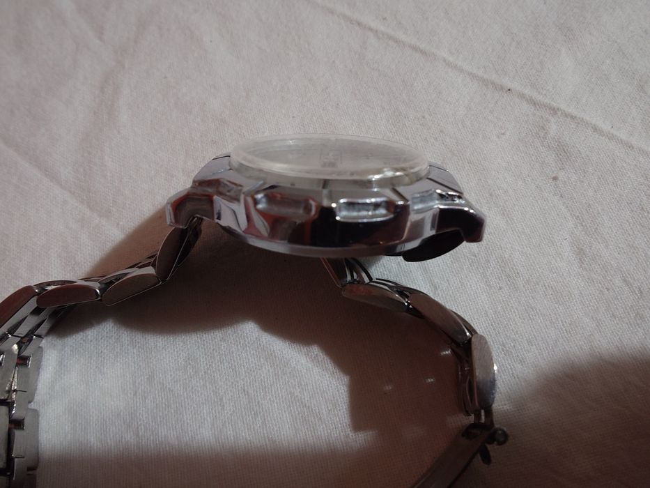 Слава - съветски механичен часовник, с ръчно навиване. С ден и дата.