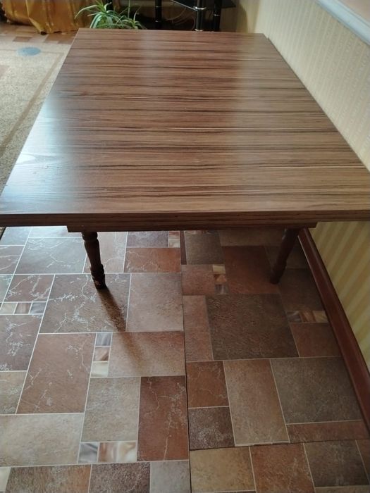 Продаю стол, низкий