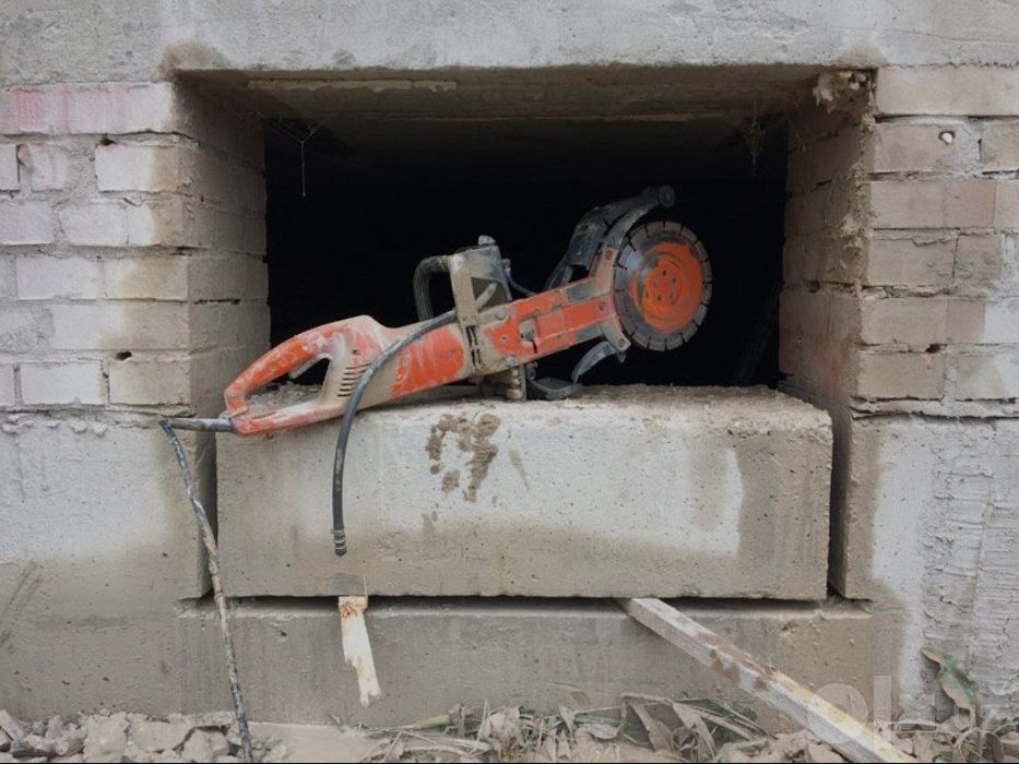 Демонтаж и новые проëмы́