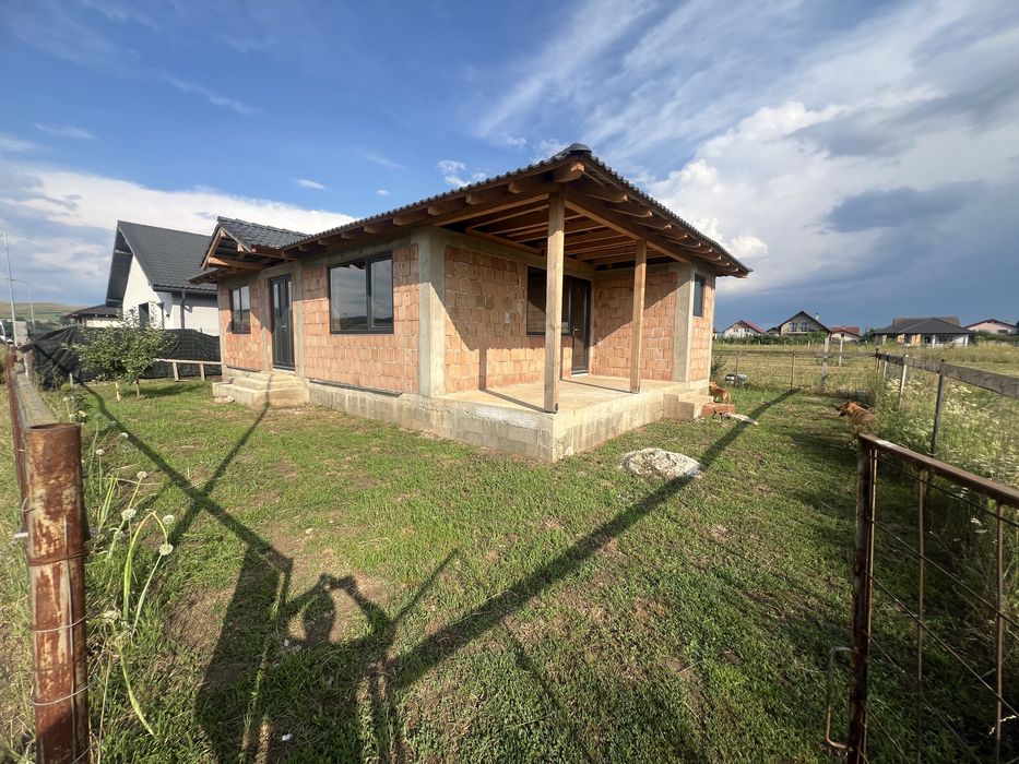 Casa la rosu in cartierul Orizont