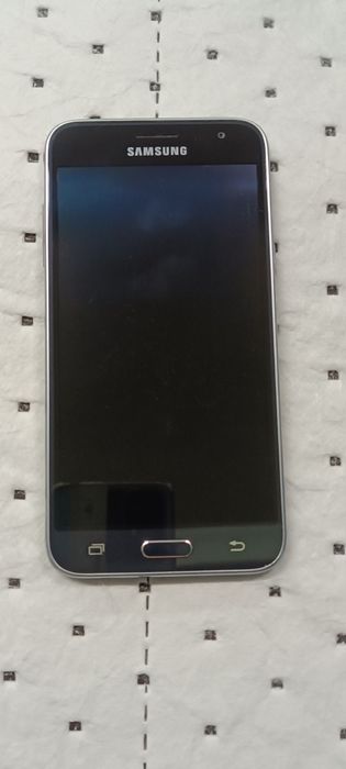 Продавам Самсунг J3