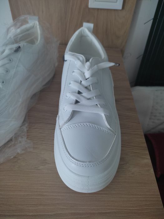 Бели кожени кецове, сникърси