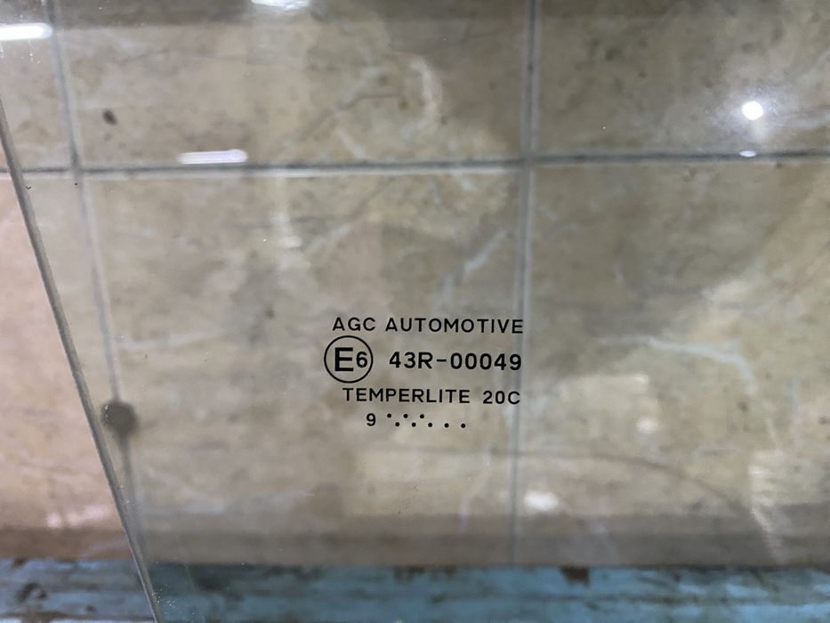 Продаю боковое стекло на короллу