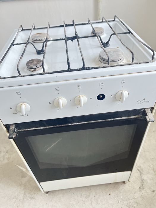 Газ плита сатылады төрт камфоры нан печкісі жасап тұр шағын