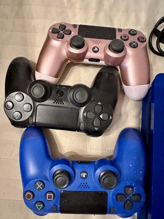 PS4 Editie Speciala 500GB + volan, controllere si casti