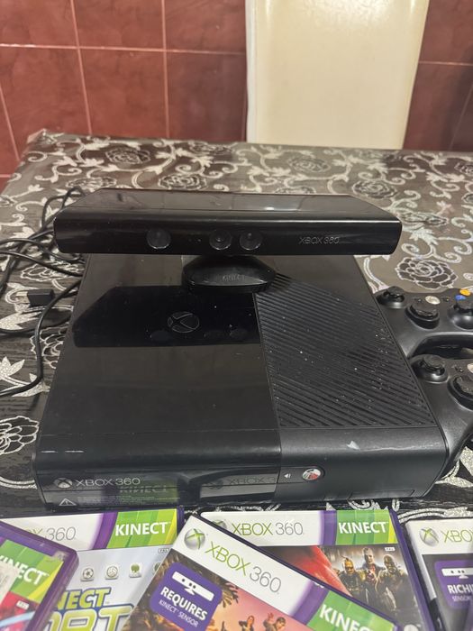 Vand Xbox 360 ! KINECT .