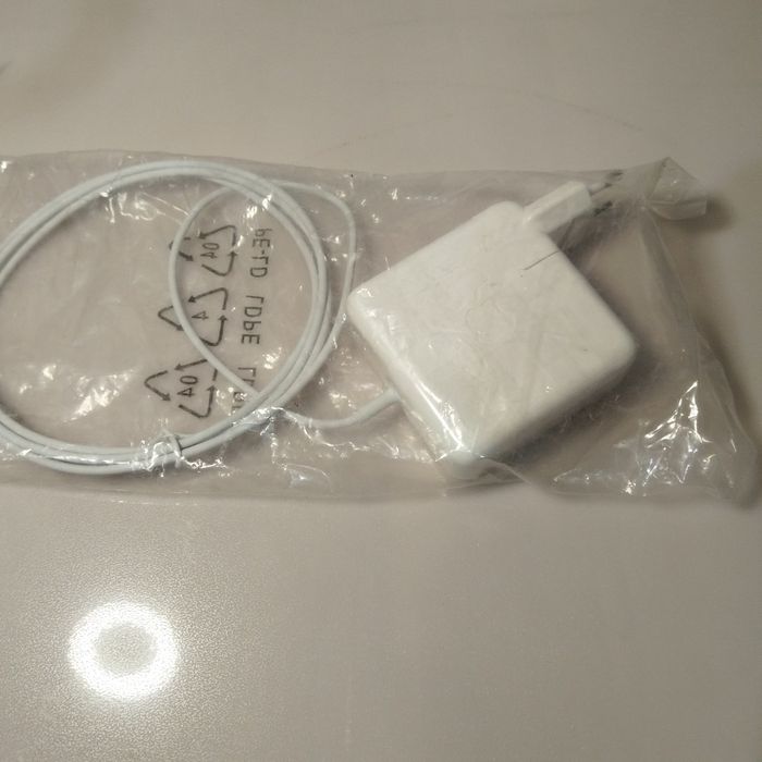 Продам зарядное устройство на macbook.