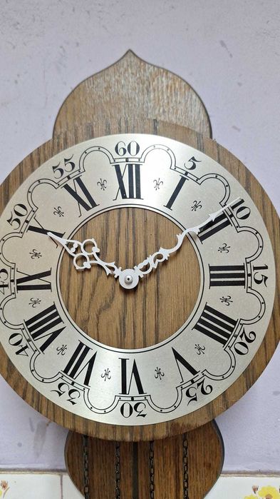 Ceas mecanic de perete cu pendul.