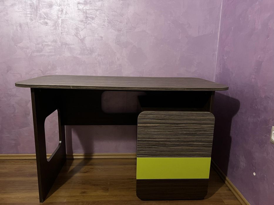 Продавам гардероб и бюро