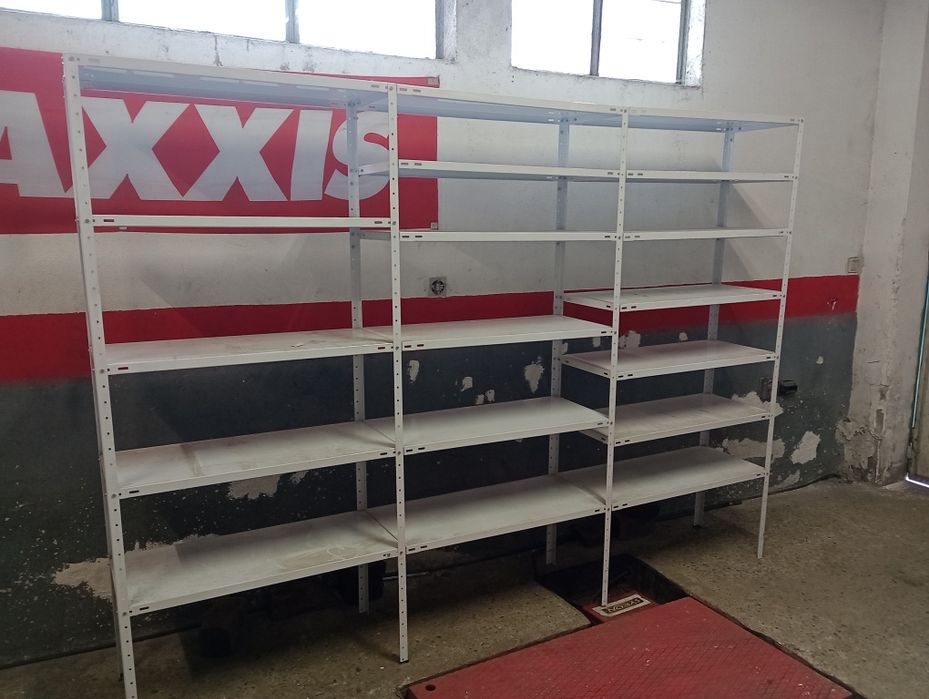 Метални стелажи с по 6 рафта