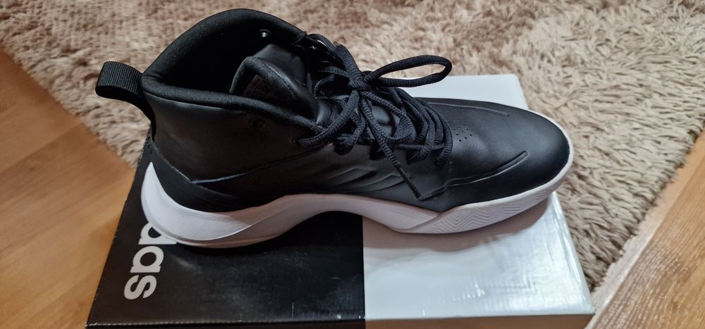 Маратонки Adidas и  Nike