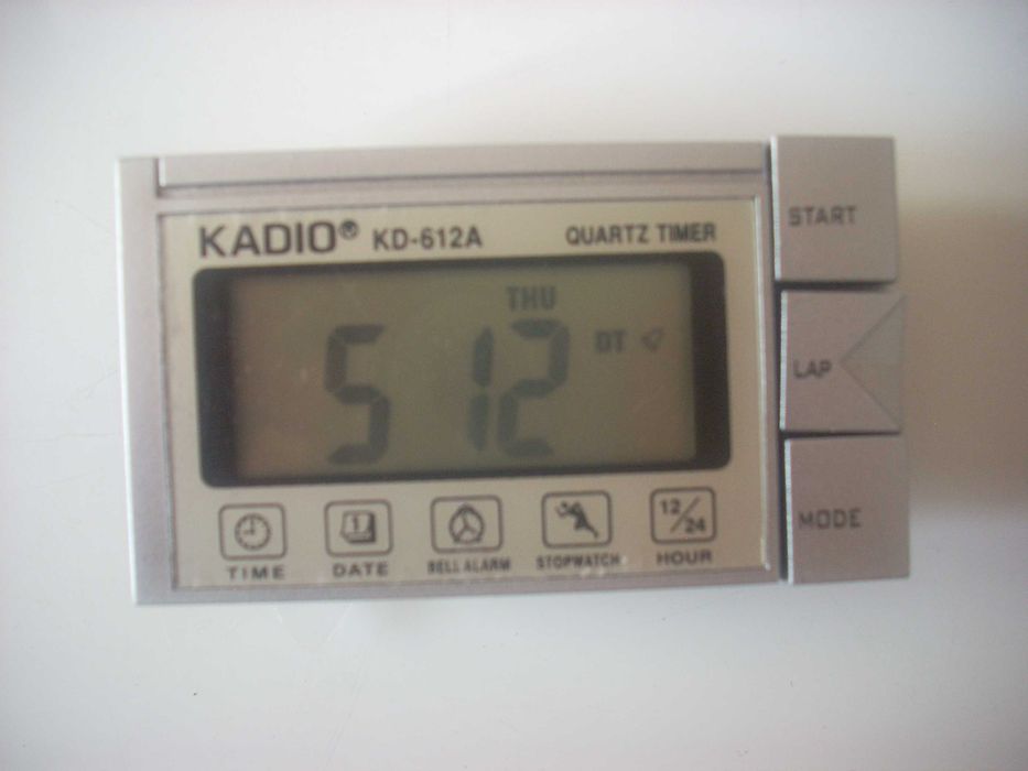 Електронен часовник с аларма. Подходящ  за кола със стойка - НОВ