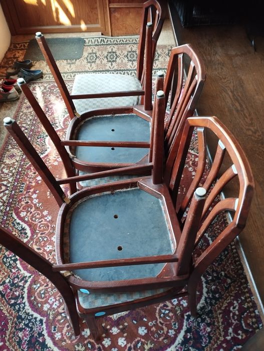 Столове с дамаска и дървен обков