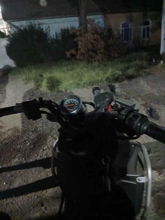 Skutr sotiladi srochna benzinlik