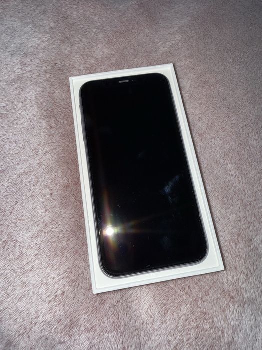 iPhone 11, 128GB, идва с 3 калъфа