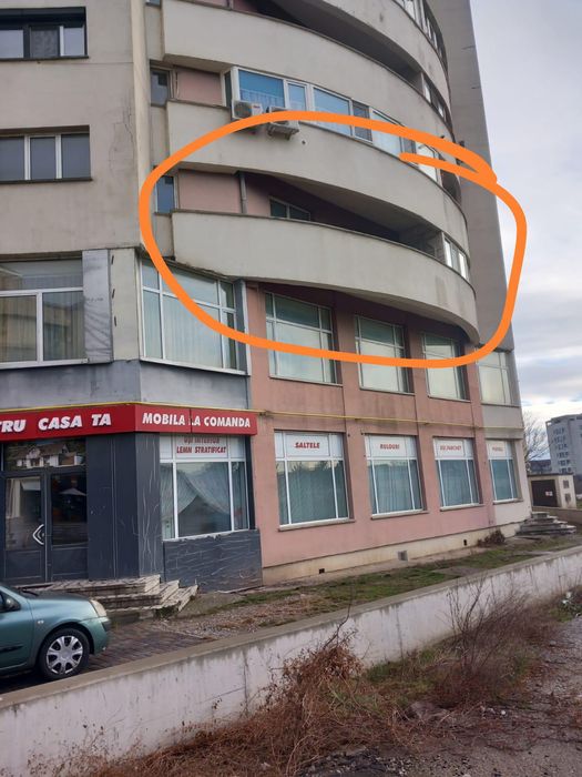 Vând apartament 3 camere decomandat et. 1 Bulevardul Unirii 32 scara A
