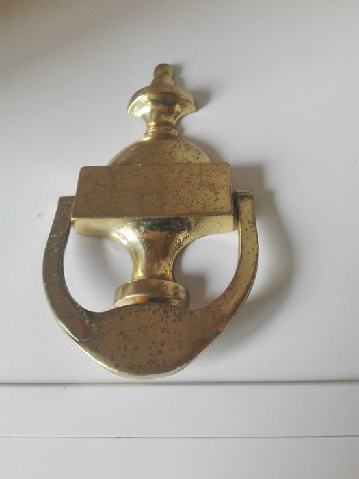 Сигнална тръба , месингов мангал и чукало за врата .