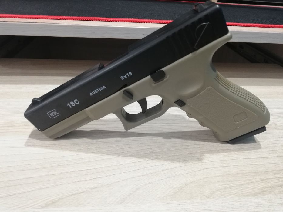 Продам игрушечный пистолет "Glock"
