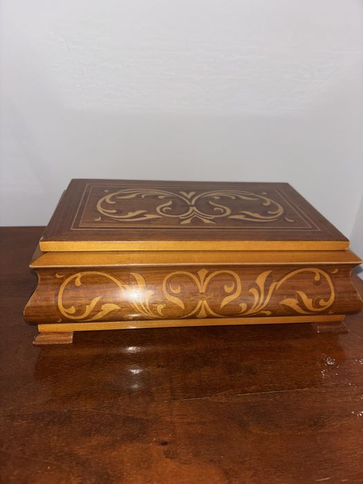 Cutie decorativă din lemn cu intarsie – interior textil