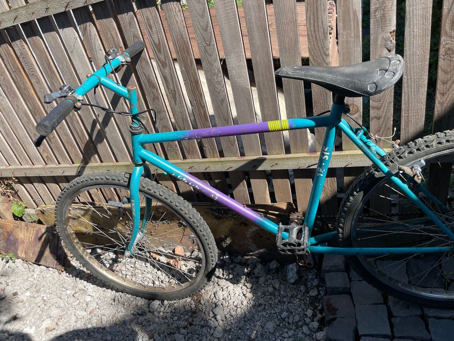 Bicicletă albastra cu mov