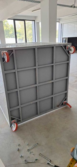 Метална количка кош с решетки на колела – среден размер