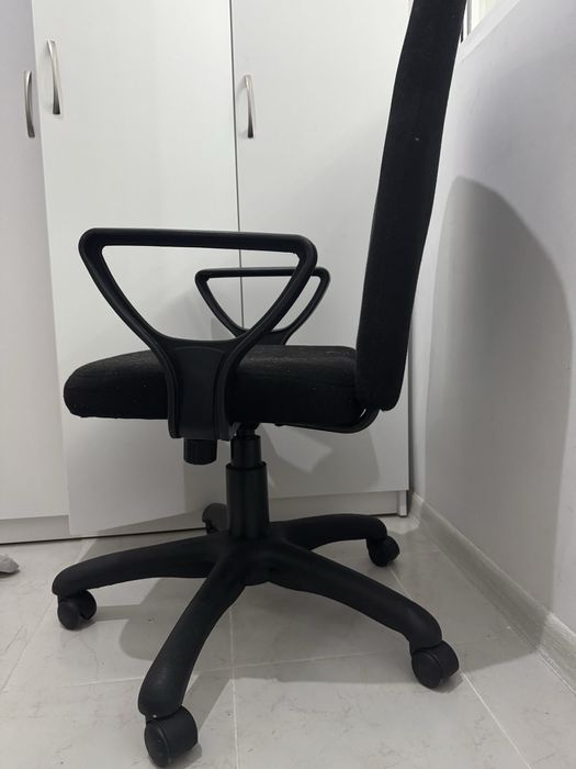 Продам кресло черное