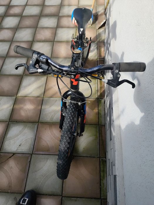 Bicicleta cube roti pe 20