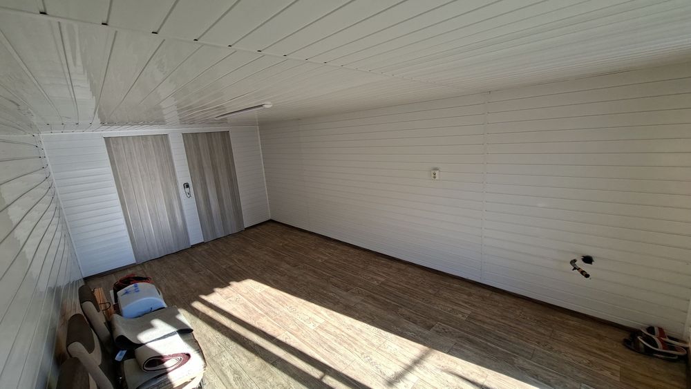 Apartament 3 camere + curte si camera de zi (ca la casă)  utilat mobilat