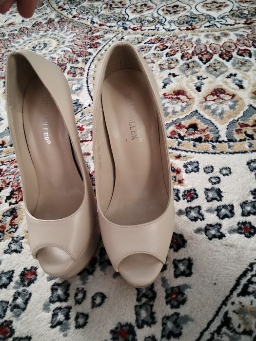 Новые туфли на высоком каблуке