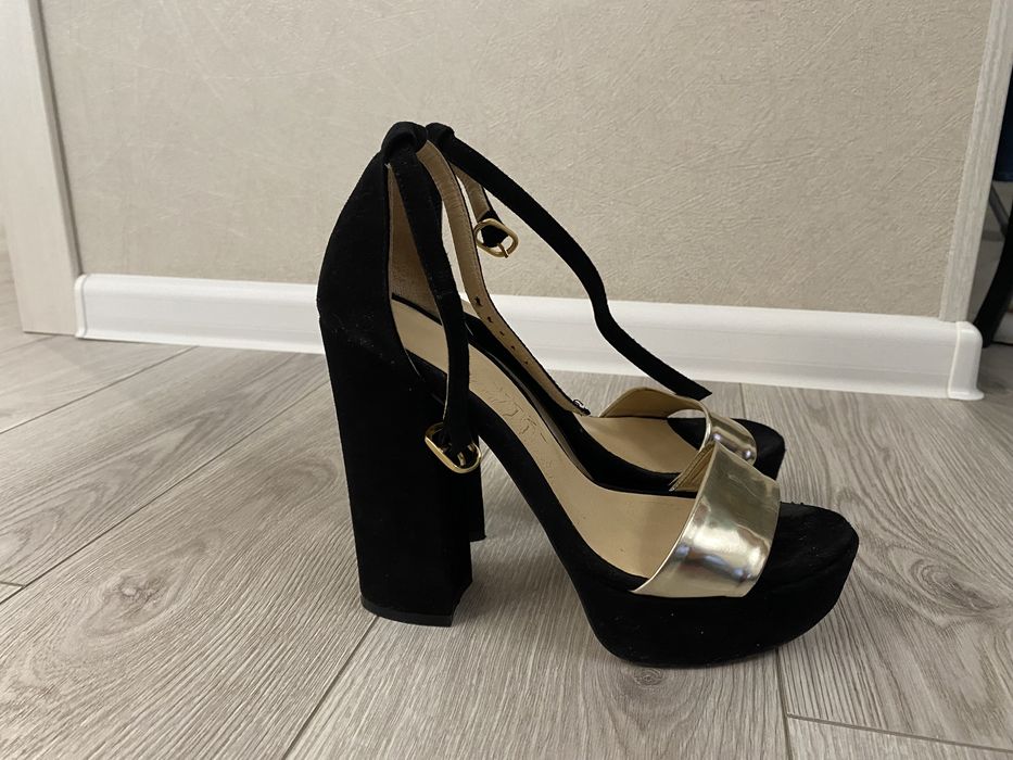 Продам босоножки замша черные