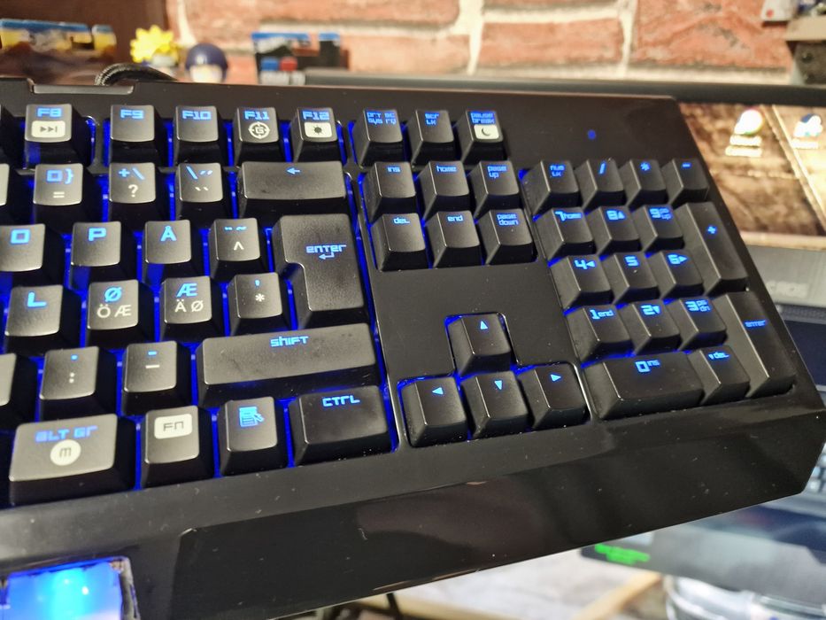 Tastatură mecanică Razer BlackWidow Ultimate – Switch-uri albastre