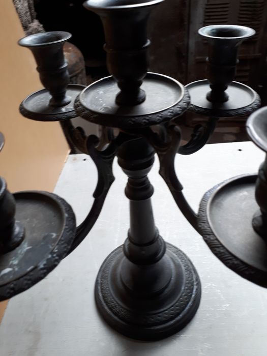 масивен доста тежък бронзов свещник