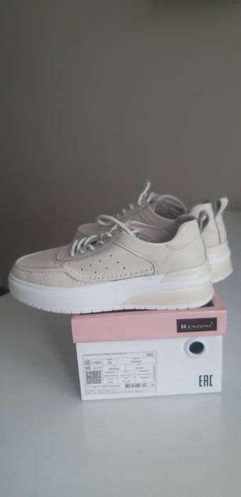 Продам кроссовки,  натуральная кожа