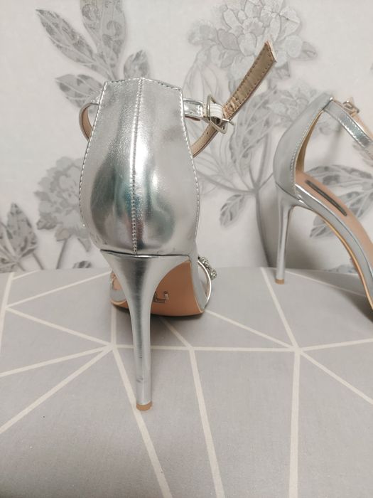 Продам босоножки  на высоком каблуке