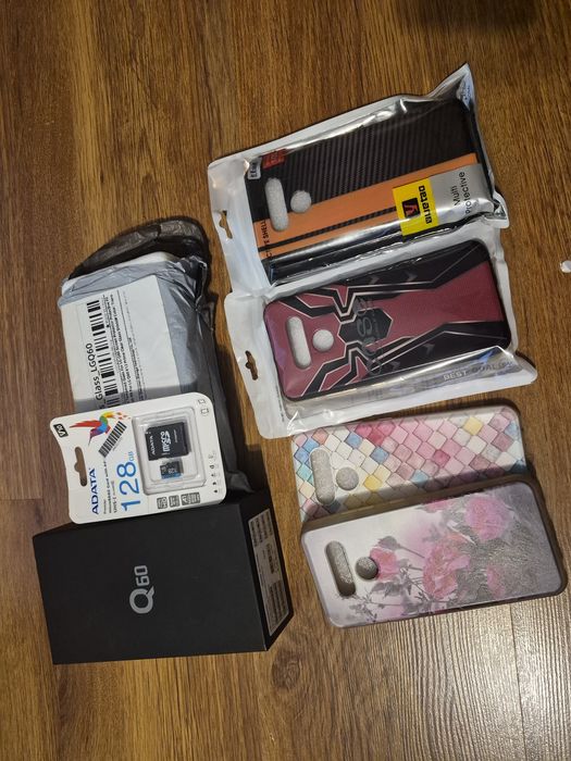 Смартфон LG Q60 + карта памет 128GB, кейсове и протектори