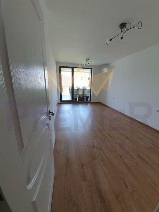 Дава се под наем Тристаен апартамент в Варна, Център - 160 кв.м за 1300 € - Снимка #7