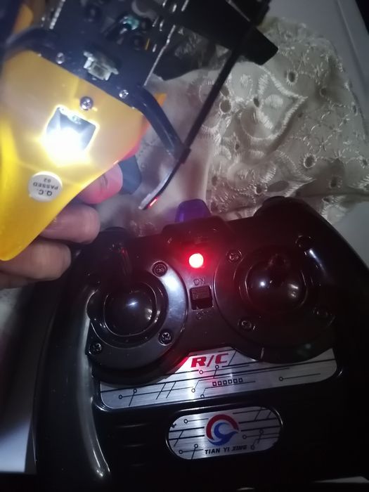 Вертолет на пульте работает