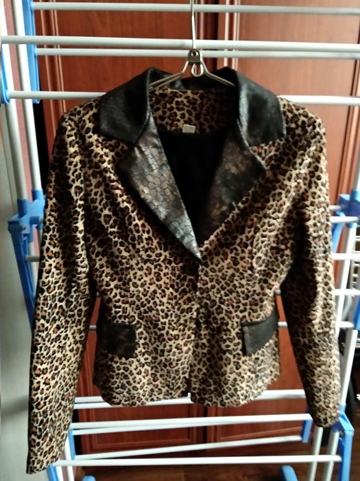 Продам нарядный пиджак с кожаной отделкой