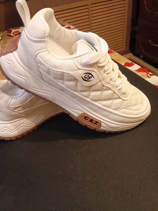 Продам мужские кроссовки