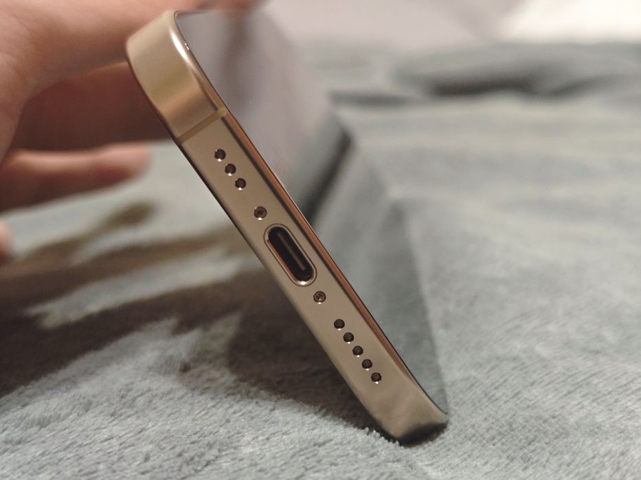 Iphone 16 pro 256gb золотистый