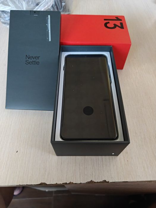 смартфон  One Plus 13