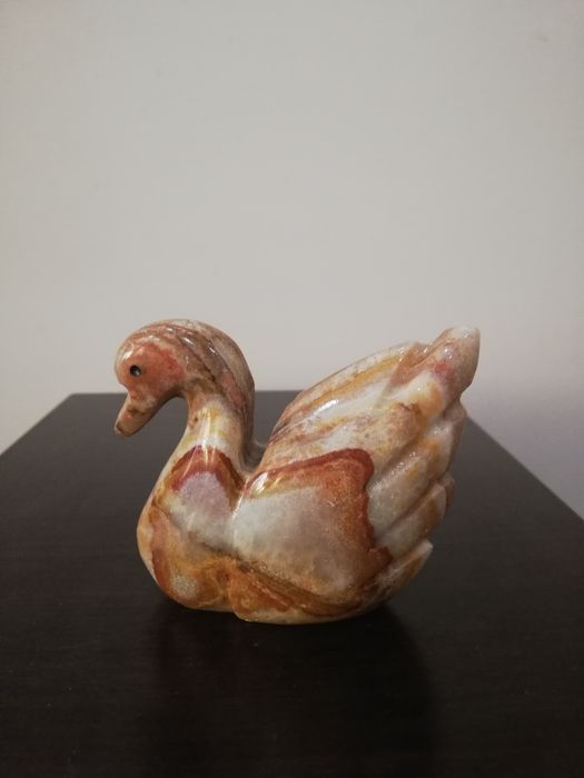 Прекрасна фигурка на лебед от оникс.
