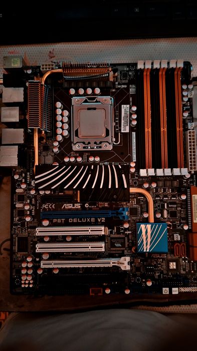 Vând placa de baza Asus PGT DELUXE V2  cu procesor I7 920