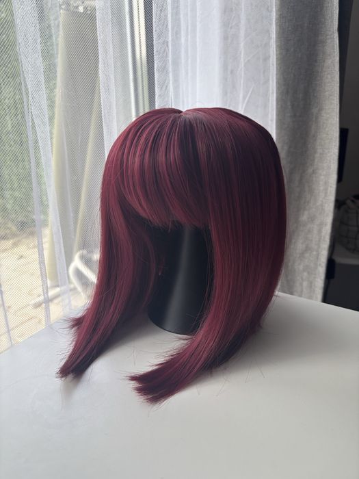 Къса Перука - винено червен цвят