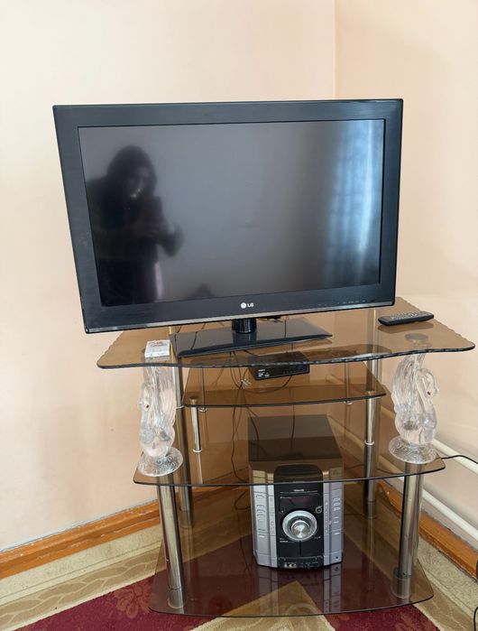 Продаеться комод, телевизор, спальный диван.