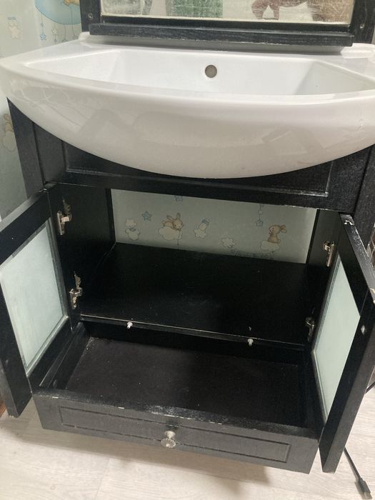 Раковина с тумбой и зеркалом