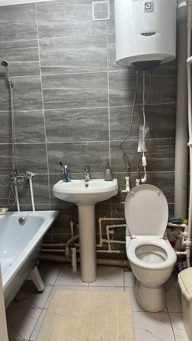 На подселение девушке , в центре города , возле Таира