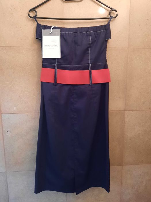 Рокля с широк колан