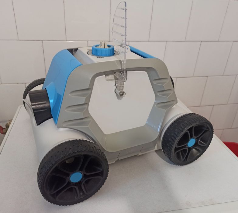 Robot electric fără fir pentru curățarea piscinei Bestway Thetys.